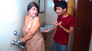 Young Boy Seduce With Aunty While She Bathing