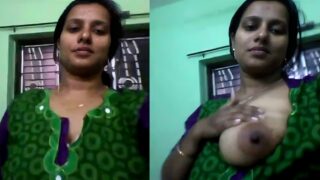 Desi Horny Aunty Showing Her Boobs Nude Video